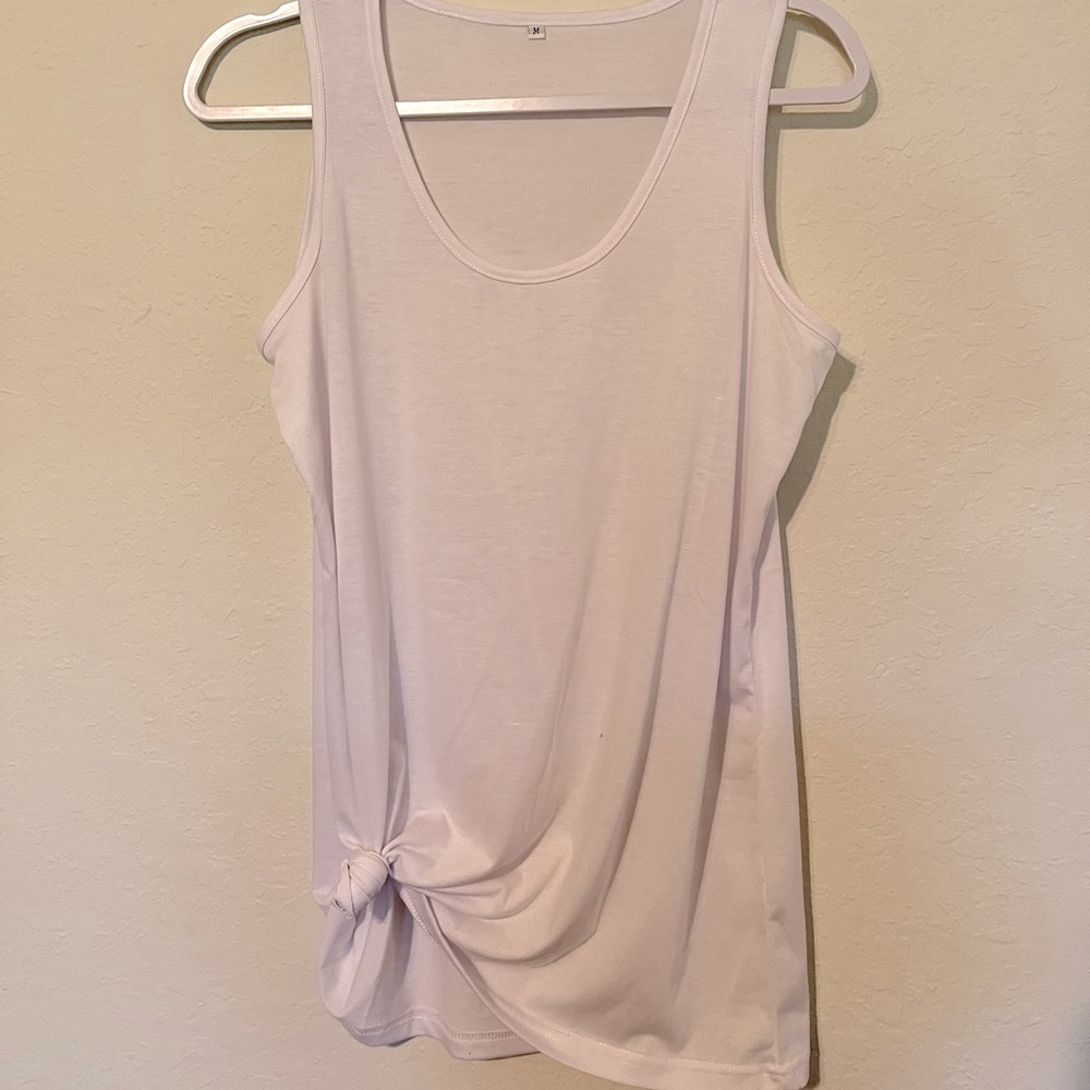 Medium size, casual tank top. Perfect for the beach